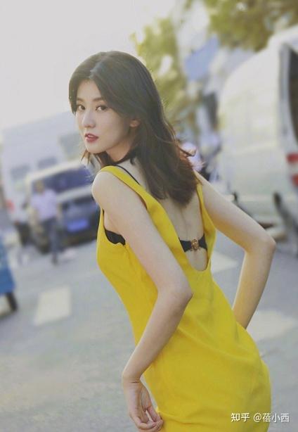 乔欣不再是乖乖女了穿小黄裙秀出内衣高级脸惊艳超模气场