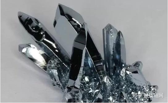 锇 17,硬度最小的金属 钠:其莫氏硬度为0.4,室温下可用小刀切割.