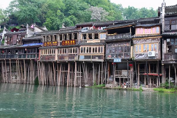 吊脚楼是中国哪个民族的民居建筑形式?