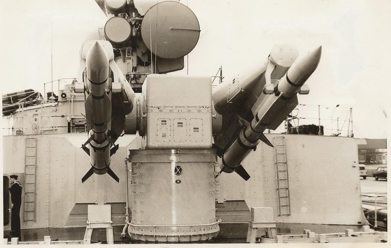 5米,尺寸和美国rim-2小猎犬防空导弹相似,但比后者粗壮的多.