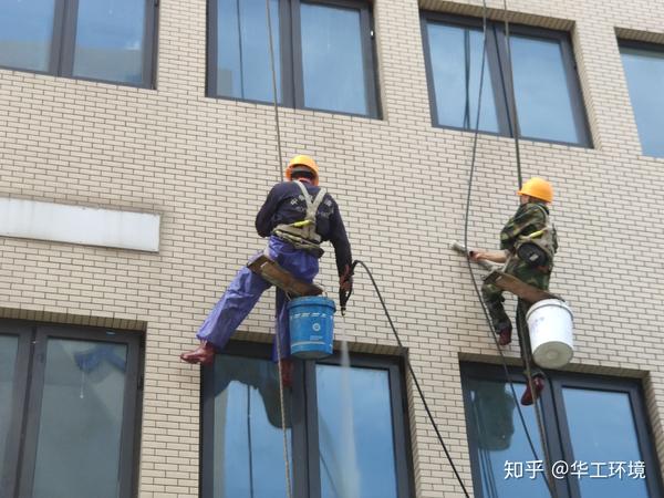 高空外墙擦玻璃安全为重!技术为要!