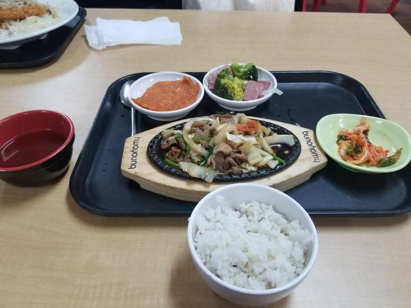在韩国 吃饭把碗端起来是很不礼貌的行为 附一张食堂的饭(4000韩币
