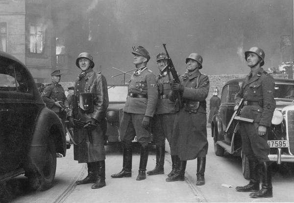 在反映华沙犹太人区起义的诸多照片中,除了"隔都男孩"之外,最出名的