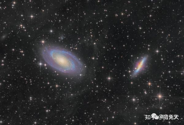 北半球夜空中最亮的星系对:m81波德星系与m82雪茄星系/ 图片由国三蝶