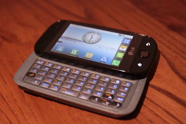 lg gw620,采用了早期安卓手机标配的侧滑盖全键盘造型