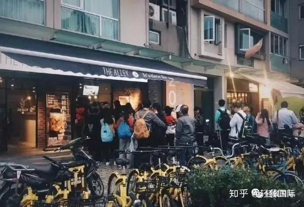 首先我会看奶茶店排队的情况,如果排队人多,我就会觉得这家奶茶口味