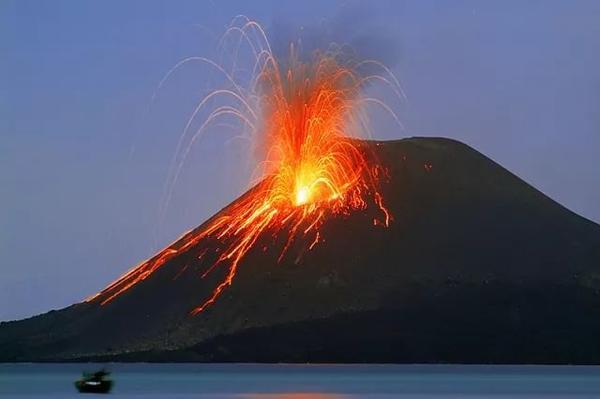 夏威夷盾状火山 ② 斯通博利式喷发 岩浆黏度较大,成分为玄武质或安