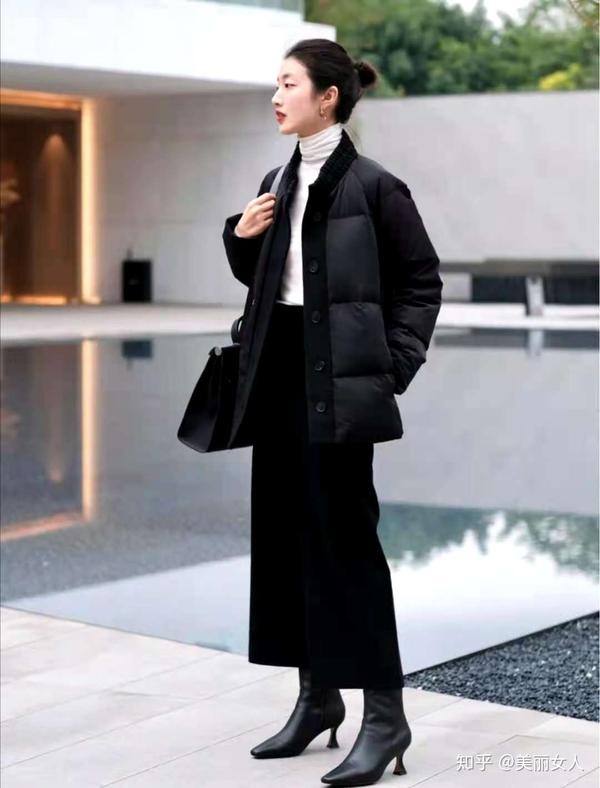look1 黑色中长羽绒服 内搭白色高领打底 黑色九分灯芯绒阔腿裤 黑色