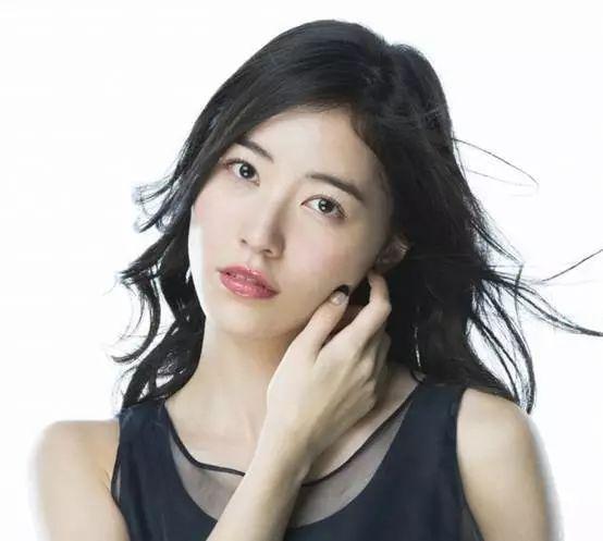 (因为编编年龄比她大,汗)松井珠理奈1996年6月18日出生于琦玉县,日本