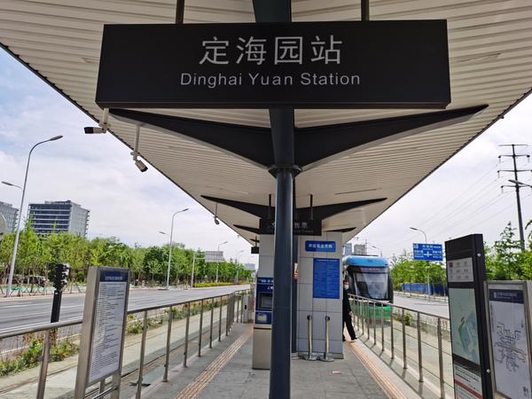 定海园站为路中岛式站台,依靠路口斑马线进站乘车,到达时站内停靠两