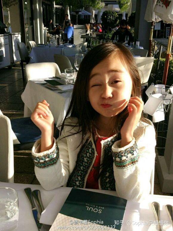 中英混血萝莉蔡书雅sophia,《巨齿鲨》里饰演梅英,与