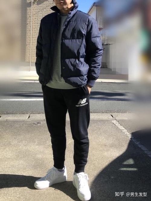 男生"小白鞋"配什么衣服好看?试试这6套潮流穿搭,时髦