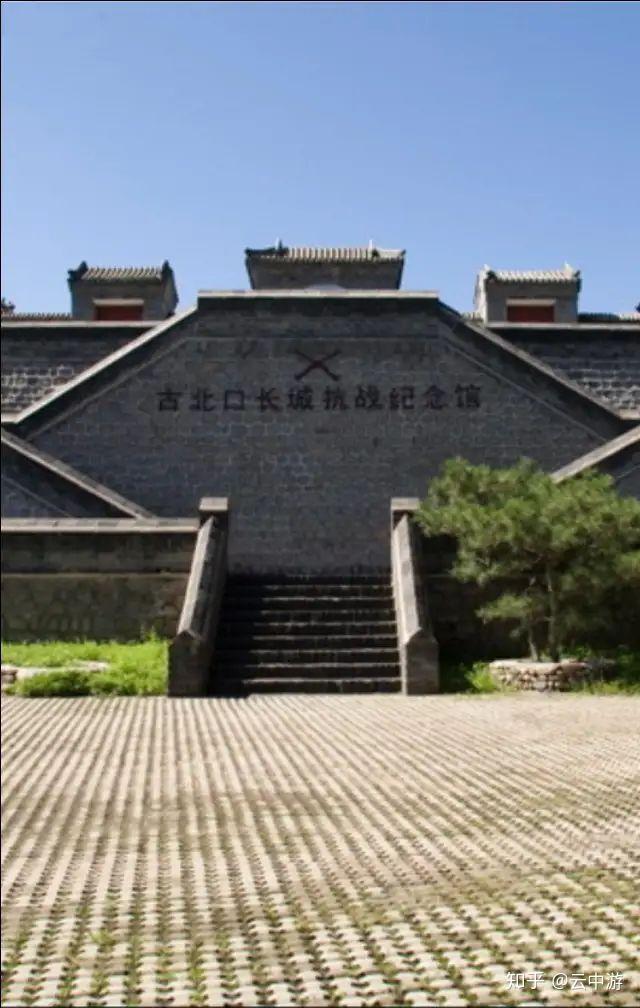 马占山,吉林人,时任东北挺进军司令,1946年1月,在大同集宁战役后获奖.