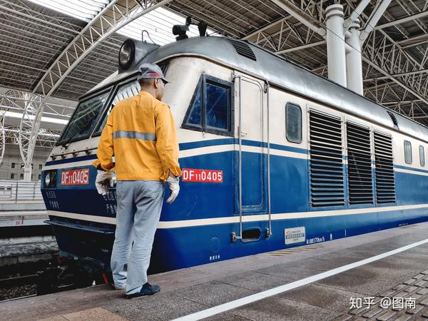 正在和空调发电车连接的上局宁东段机车df11-0405