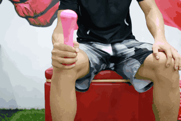 使用哑铃或弹力带进行腕关节屈伸训练,动作缓慢,在无痛的活动范围内