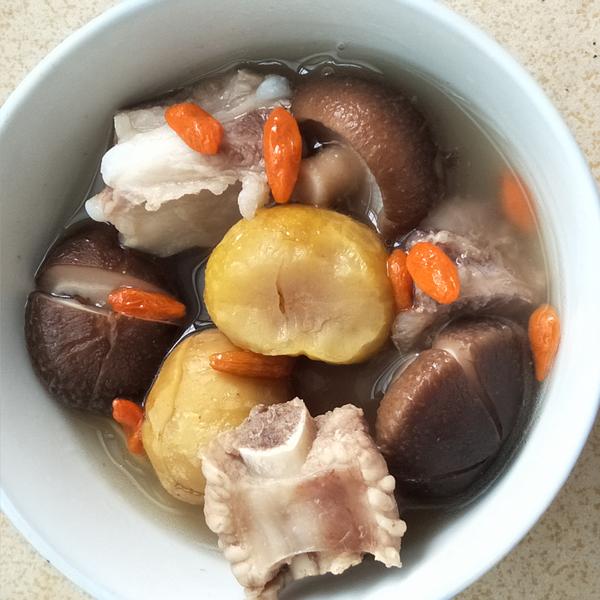 排骨板栗香菇,家有孩子,这样炖汤更营养!