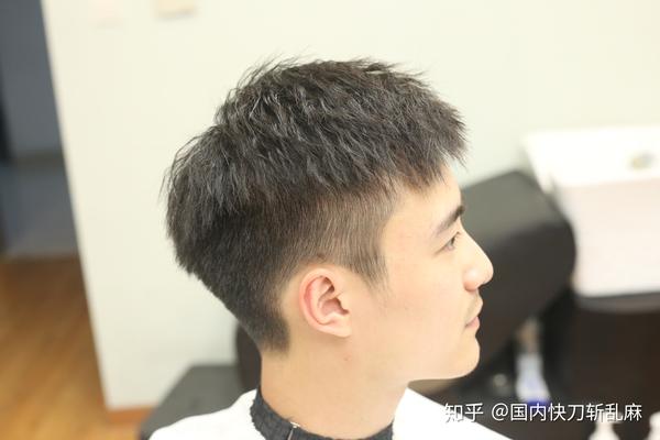 2019  男士发型流行   1,带刘海, 虽然带刘海, 但也不是像小学生一样
