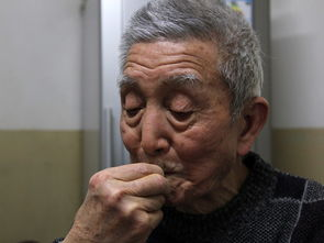 小孩也会嗑瓜子
