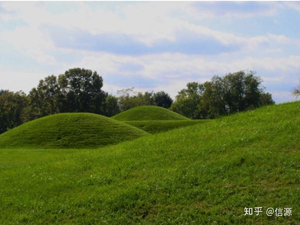 今天,在这一地区仍然存在着大型土丘和动物形状