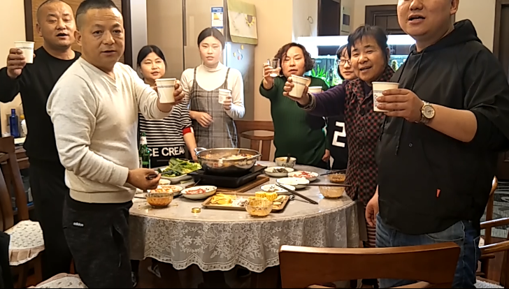 年夜饭吃火锅就是美,喜庆热闹,还有全家人送给您的一