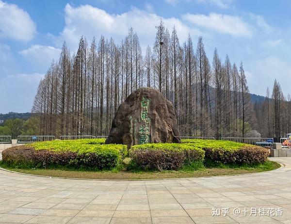 南京白马石刻公园位于南京市玄武区钟山风景名胜区的湖山结合部,是