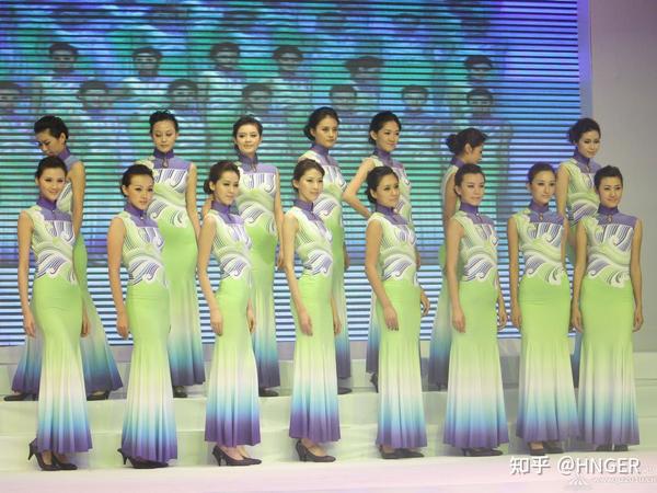 北京奥运会礼仪小姐服装种类繁多,至少有16