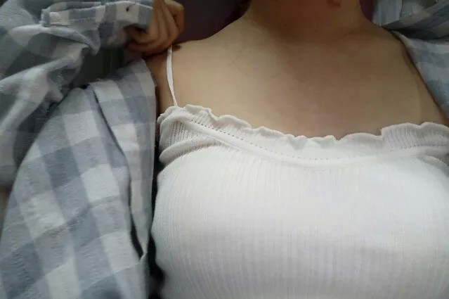 胸小穿衣服巨好看呀,尤其是吊带作为女生,在街上看到胸大沟深的我也会