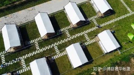 在清远英德黄花镇峰林群山之中, 有一处营地,拥有25顶高级帐篷房, 每2