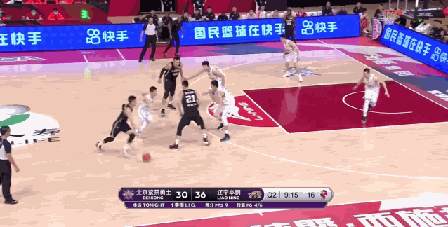 在韩德君两罚全中后,辽宁的进攻就陷入到了僵持阶段.