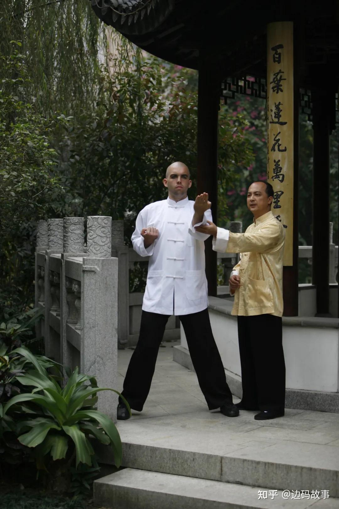 图源边码故事最开始教小雷咏春拳时,梁旭辉告诉他,在中国菜市场买东西