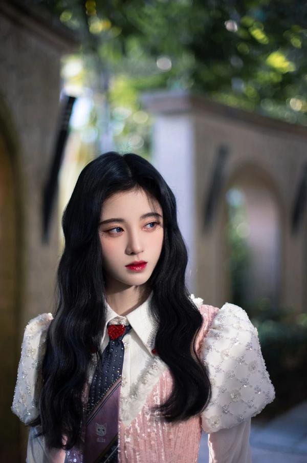 "常在想世界要消失多少恶意,才配得上你的善良"@鞠婧祎 希望2021年是