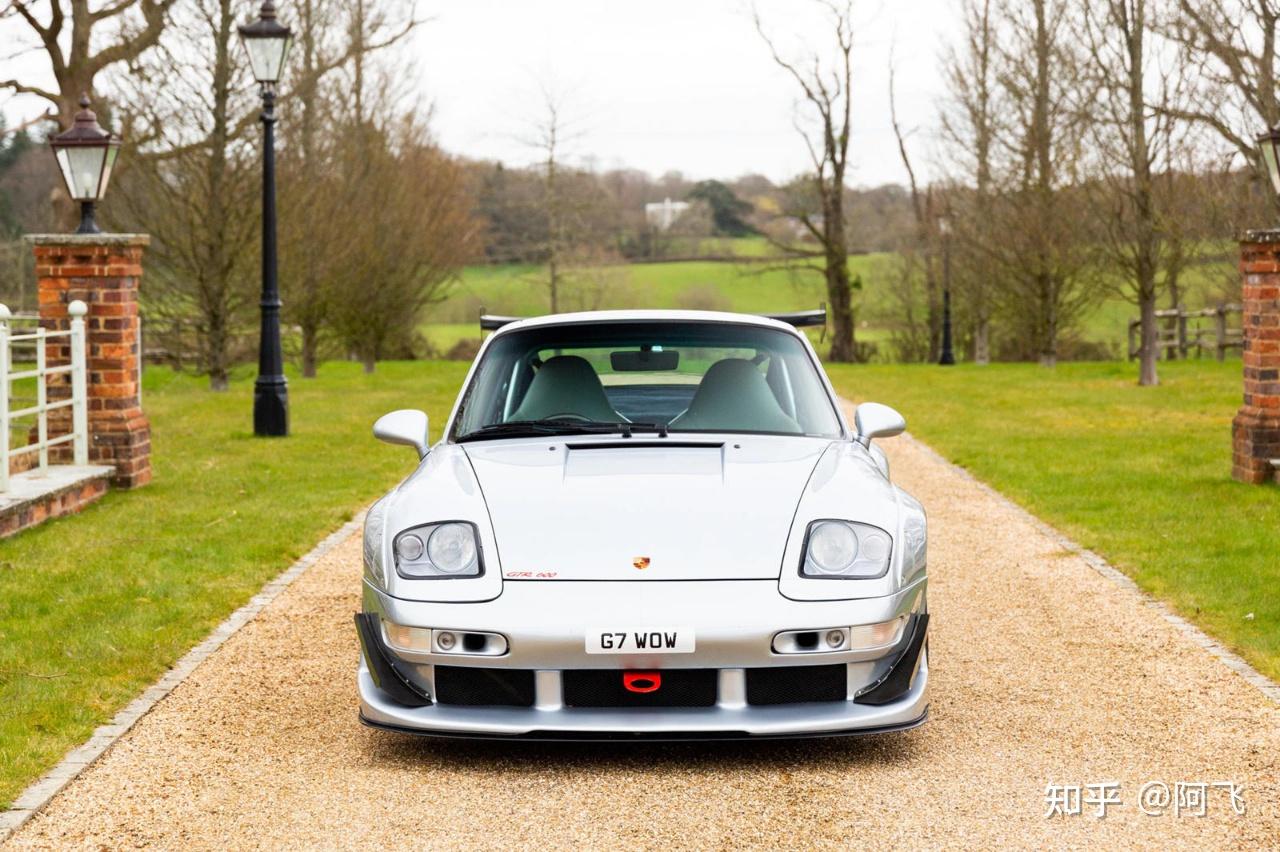 今天介绍的这是一辆1996年的993代保时捷911 turbo最初这辆车是在英国