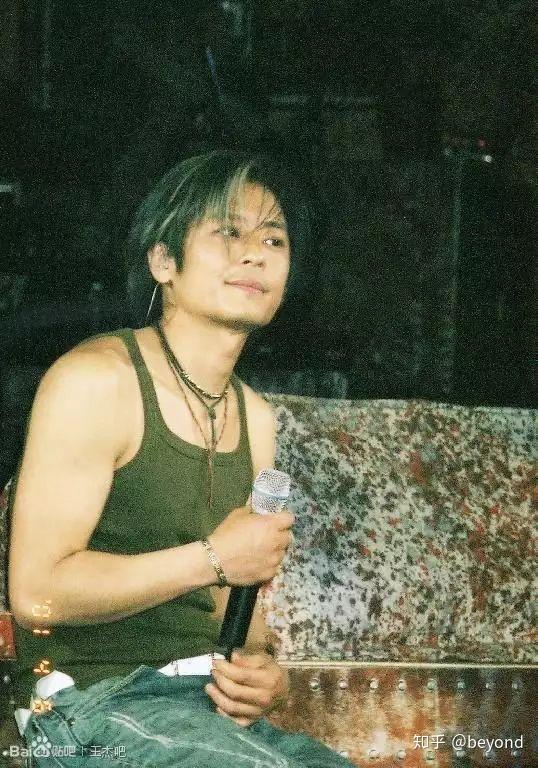 王杰刚出道时和现在的无论外貌还是声音简直天差地别.