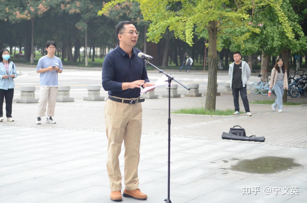 文学院副院长李跃力,文学院李永平,杨国庆,美术学院杨佳焕,胡玉康