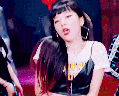 然后,掉入毛坑后发现… 这个我以为是走girl crush路线的女孩,台下