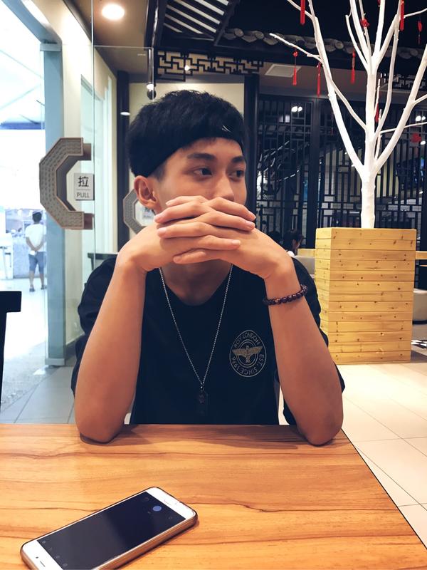等他到了高中,后来成了体育特长生,这货不再白嫩,但有了八块腹肌啊!