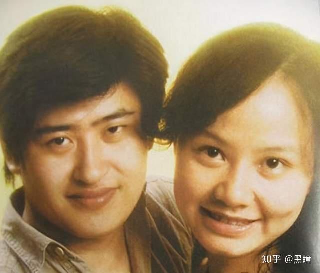 两人一见钟情,相识九天后刘欢就向卢璐求婚,两人于1988年6月8日结婚