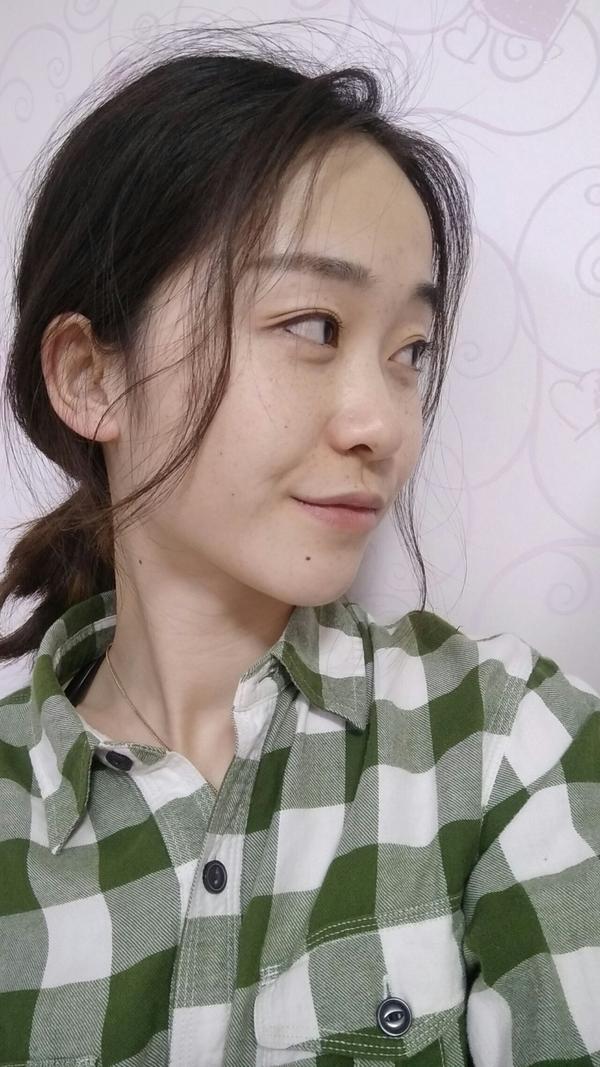 这两张照片是回答帖子前拍的,前置无美颜无滤镜拍摄