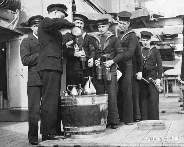 1940年,"库拉索"号上的英国水手在领取朗姆酒