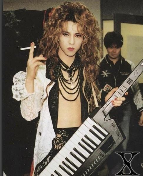 3,yoshiki,外号林老板,xjapan乐队缔造者兼队长,砸架子鼓专业户.