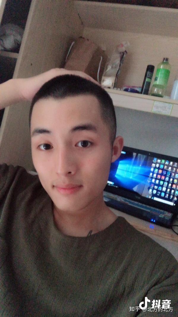 一直头发比较长的男生突然剪一个寸头是怎样的体验?