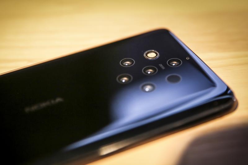 其中包括全球首款采用独特的五颗阵列式摄像头手机——nokia 9 pure