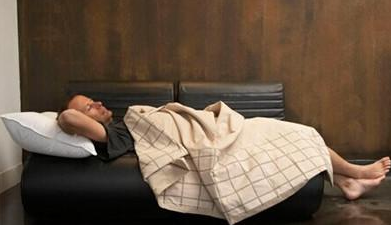 建议:饭后至少1小时再躺下休息,并且最好在头部用枕头垫高15~20cm预防