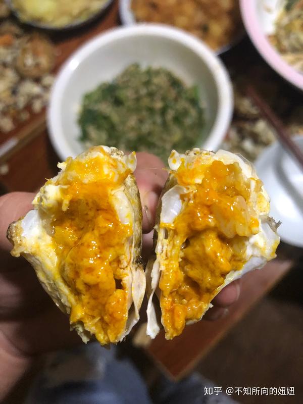 九月尝鲜应吃母蟹,此时公蟹有点苦 十月公蟹渐趋成熟,膏满油肥,香得