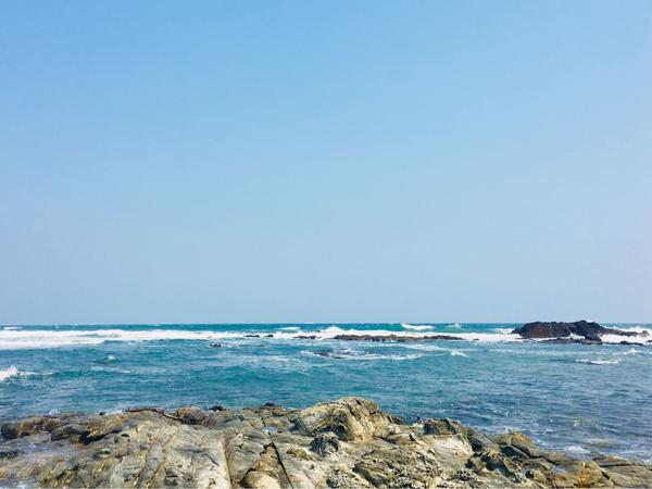 海岸线上一望无际的蔚蓝大海