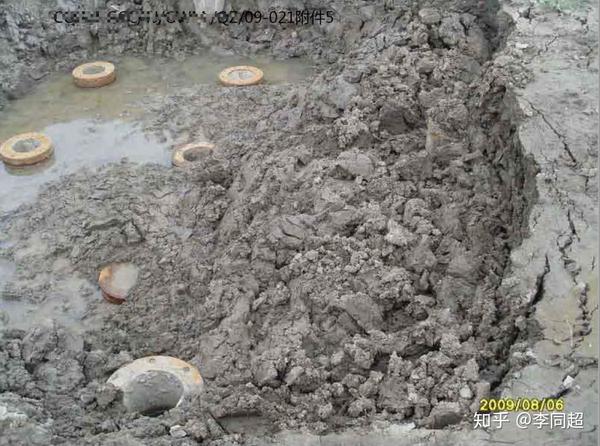 承台 零层板,有较多的设备基坑和工业地沟,因地处海滨,土质为淤泥质土