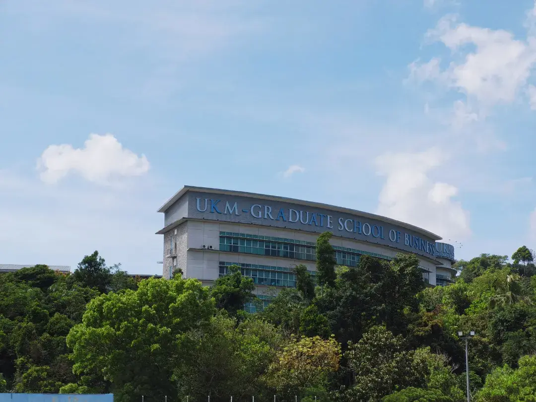 并于2011年经马来西亚国家议会批准更名为马来西亚国立大学(ukm,因