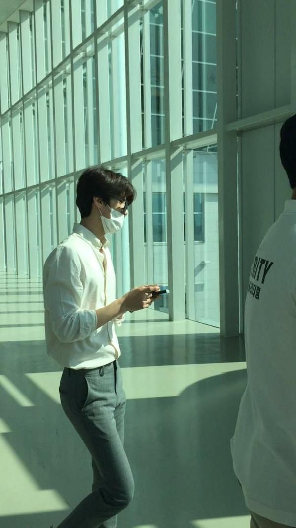 牙齿矫正后没有太大bug,然后有人说55分,但是世勋身高184cm,腰长腿也