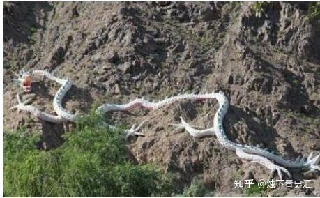 目击者曹玉文回忆,那条龙和天空的颜色一样,动作和蛇一样,头上有着