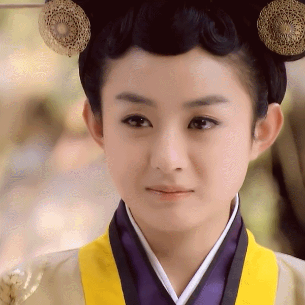 可以看出 ,她的眼睛里有戏  不同人物不同心理的笑.